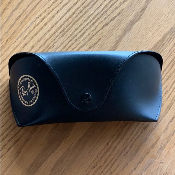 Ray Ban case & cloths - Picture 3 of 5